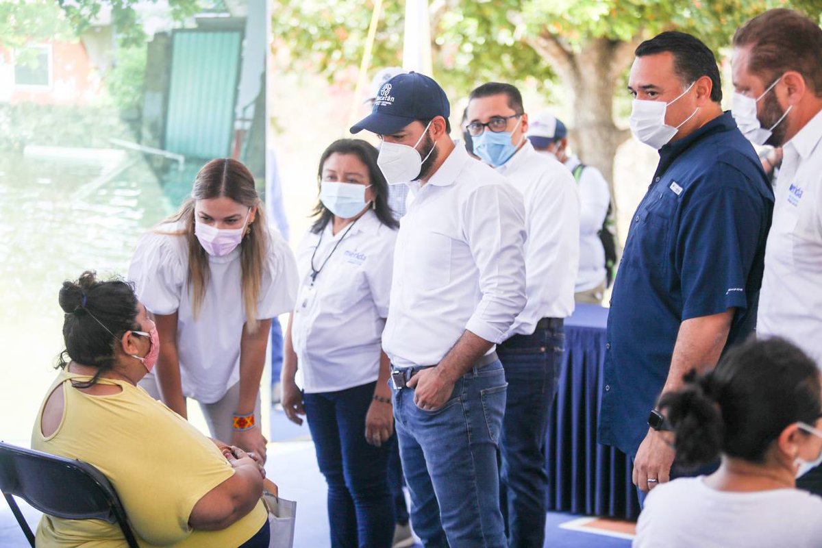 MauVila's tweet photo. En #NocAc, comisaría de #Mérida, pusimos en marcha el programa #PintandoTuFachada junto con @RenanBarrera, que beneficiará a familias de 29 comisarías y los Fraccionamientos de #LasAméricas y #CiudadCaucel, zonas afectadas por las inundaciones de las #Tormentas y #Huracanes. https://t.co/F3UggbDNJk