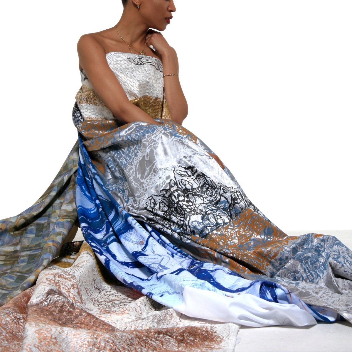 PaolaWoodDesign's tweet photo. Weaving the fabric brings me the feeling of great achivement

#sustainablefashion #textiles #patterndesign #sustainableliving #recycling #catwalk #vouge #fashionista #newdesigner #fashionista #patterndesign #printmaking #veganlifestyle #theguardian #patterncutting https://t.co/7mfsNKWAMe