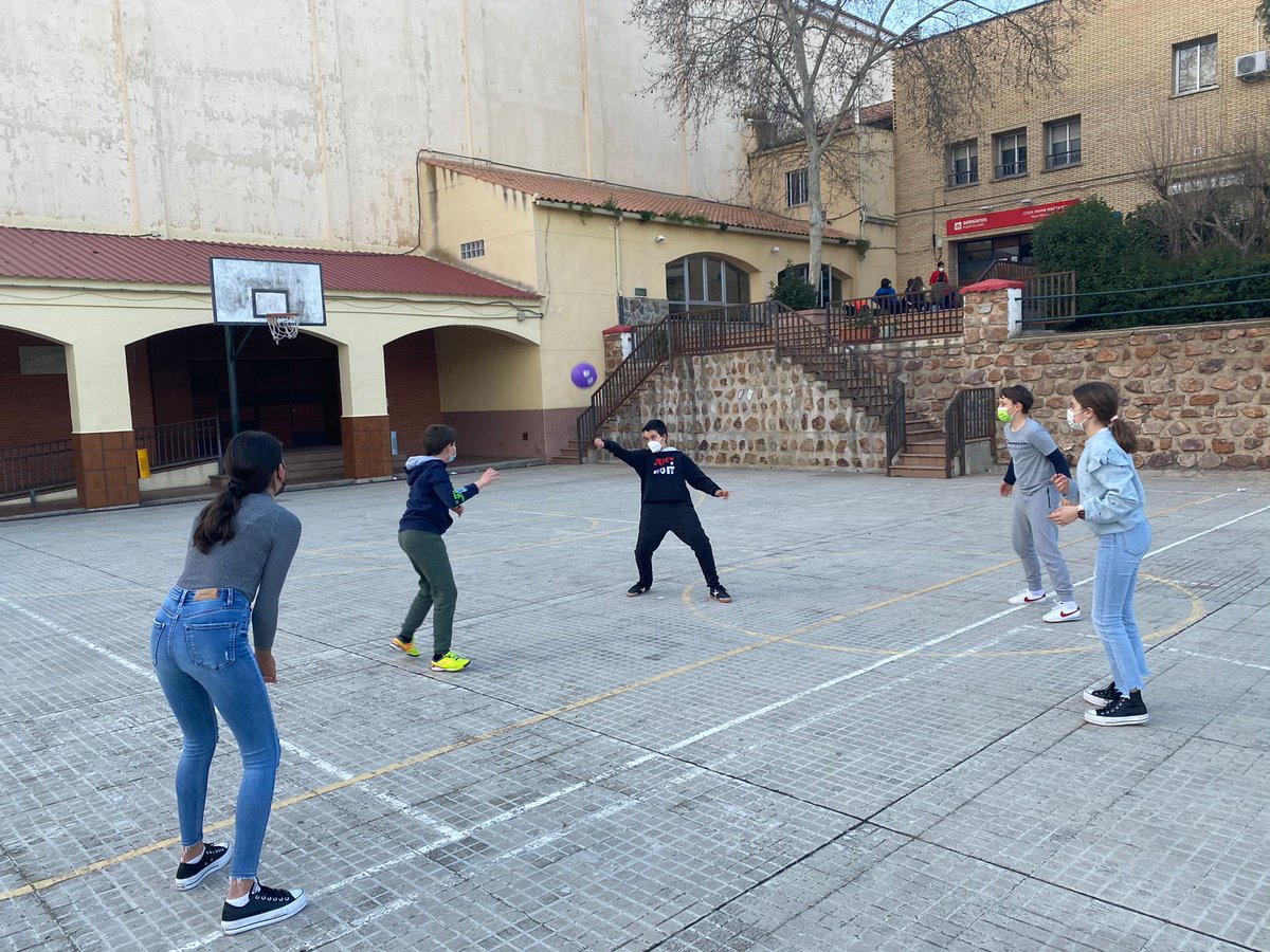 puertobosco's tweet photo. Y... Por fin hemos vuelto con las actividades presenciales!!
Estamos muy muy felices 🤗🥳
Así hemos pasado la tarde, en casa 🏡
#CJPB 💚
@SJBpuertollano https://t.co/JtPEdC2diT