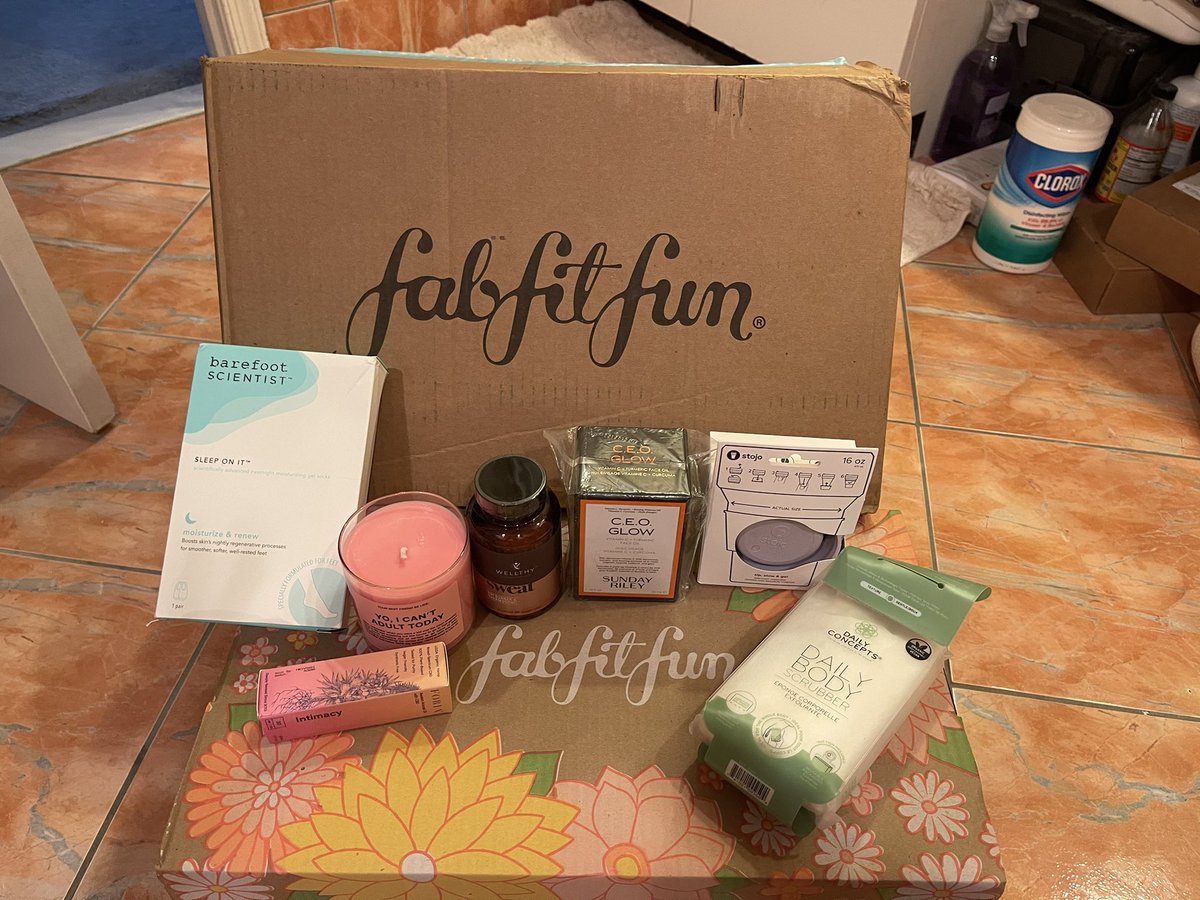 theLawyerUneed's tweet image. I was feeling a little blue today ... but then I walked downstairs and found this 📦 of goodies 🎁 . Perfect ⏱... great surprise! #fabfitfunbox @FabFitFun