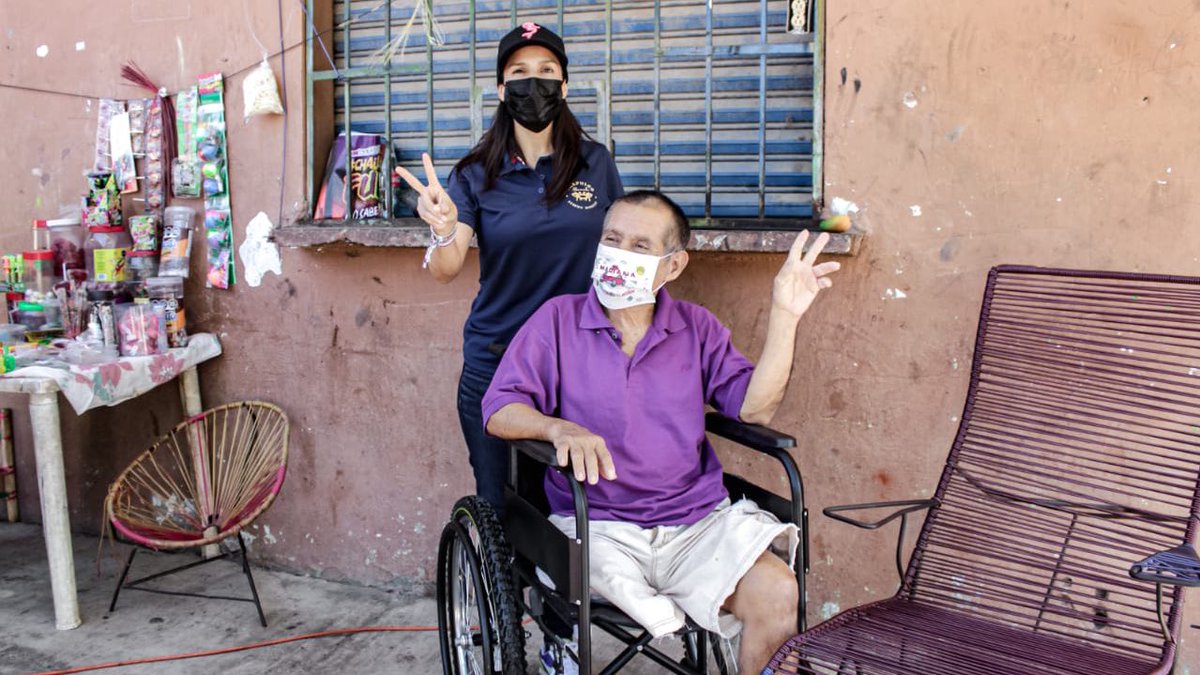 guillen_asecas's tweet photo. Gracias querido amigo Carlos por confiar en nosotros para poder hacerte la donación de tu silla de ruedas. ✌🏼😀
#MenosChoroMásAcción #MarianaGuillen #Morena #4t #Acapulco #Diputada4Local https://t.co/jmZf7D0K84