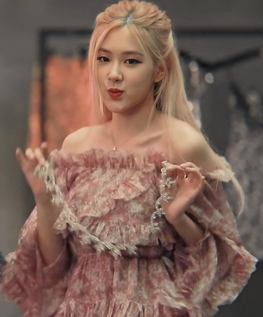 lqofrose's tweet photo. a princess https://t.co/TAkcvwEGpC