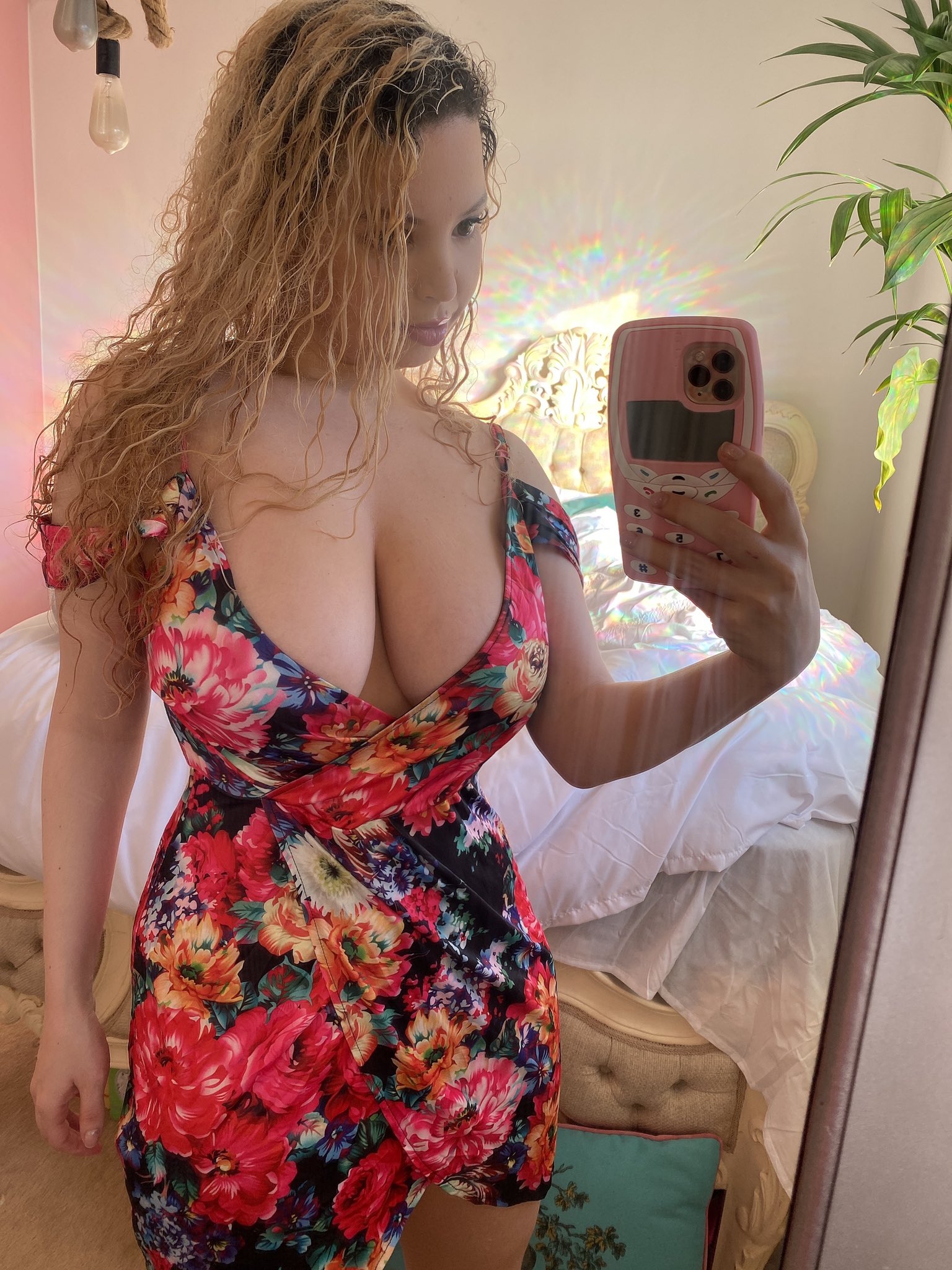 1 pic. 1 or 2? 🌺🌹 https://t.co/OiuAKT89Ej