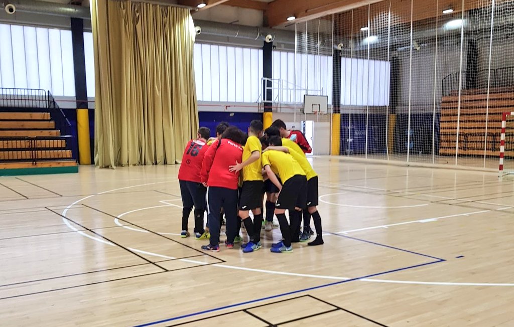 epinto_digital's tweet photo. El @pinto_fs empata a 3 goles frente al Futsal Villaverde, segundo clasificado. Un empate que deja claro que los amarillos son un equipo difícil de batir esta temporada. #Tercera #Futsala https://t.co/dGmkDRbhdp