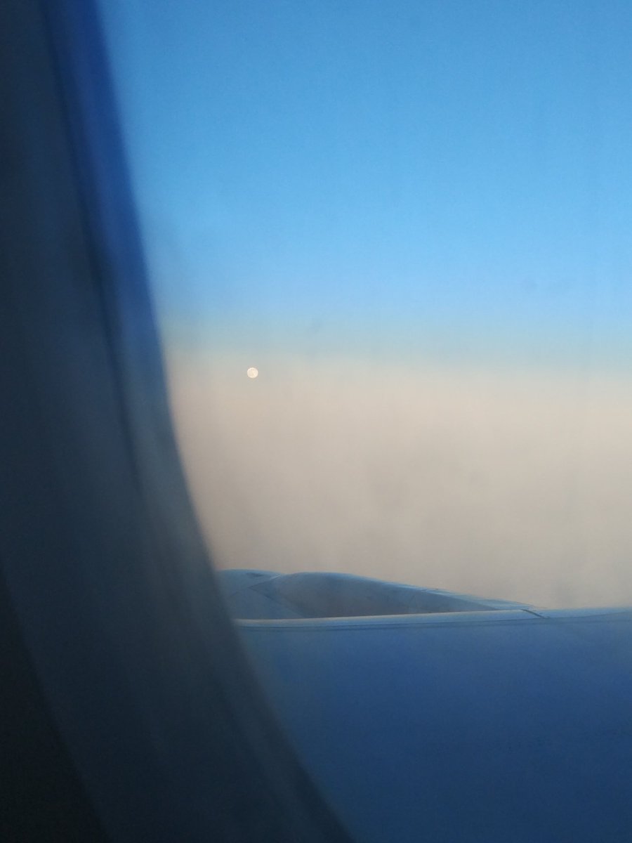 VongaGG's tweet photo. @gordongekko369 From flight today. Moon at the ~10.000m altitude. It blows my mind. https://t.co/DGnOLyISIH