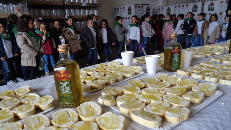 Violetrashie's tweet photo. España? I dont know her, solo conozco a mi andalucía! Cuna de los vídeos más icónicos de internet, de grandes personalidades desde juan y medio a lorca, de gente trabajadora, de investigación en medicina, del arte de barrio.. ¡Viva andalusía, sus pueblos y er beti cojoneh!💚🤍💚 https://t.co/d5GAJUhEDK