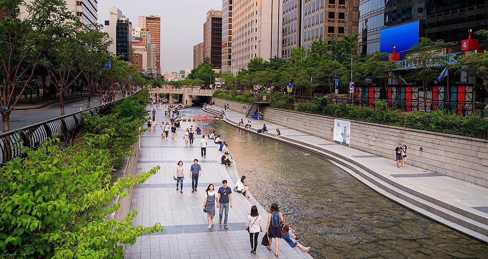 fouadurbanist's tweet photo. Traffic evaporation occurs when the need for commute is reduced, density and diversity are increased, walking and cycling infra. are provided
Like blocking artery feeding cancer cells, the traffic will diminish &amp; the cancer cell dies on its own

This river was a highway in Seoul https://t.co/6Ed8goPF56