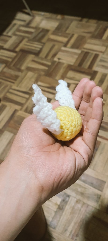 jayyel701's tweet photo. Looks like I'm a Seeker, eh?๐คฉ
Made this 'cause I woke up with this urge to create something. That urge settled into this little bugger.๐
#goldensnitch #harrypotter
#quidditch #crochet #gantsilyo #gantsilyoph #urgetocreate
#quickproject #warmup https://t.co/s71lQ0M22H