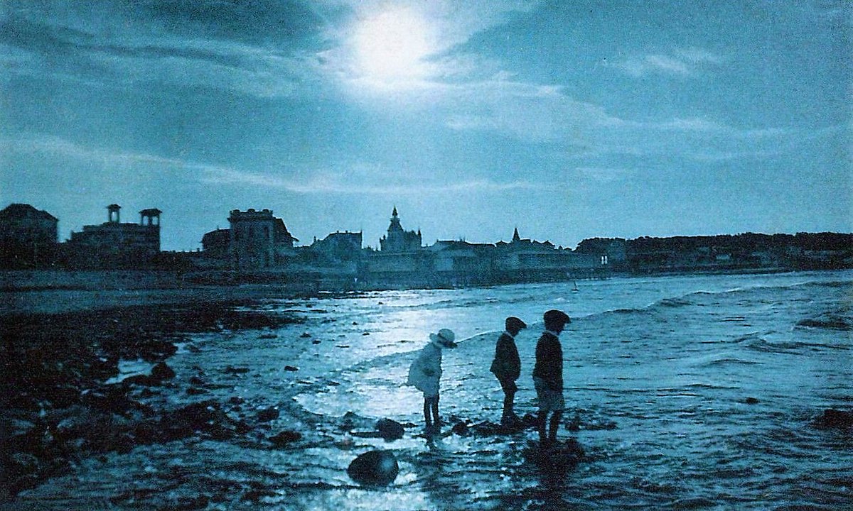 FotosFamiliaMdP's tweet photo. Anochecer en Mar del Plata a principios del siglo XX en playa Las Toscas, ligeramente al norte del Torreón. https://t.co/tJ72Byt7Vp