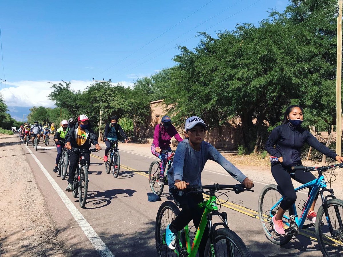 APSVSalta's tweet photo. Hoy se desarrolló una bicicleteada de concientización vial para el respeto al ciclista, y la sana convivencia entre actores viales.
Más de 80 ciclistas de todas las edades partieron desde la plaza principal de #Animaná por ruta 40 hacia #SanCarlos
👇 https://t.co/iCHYok85cX