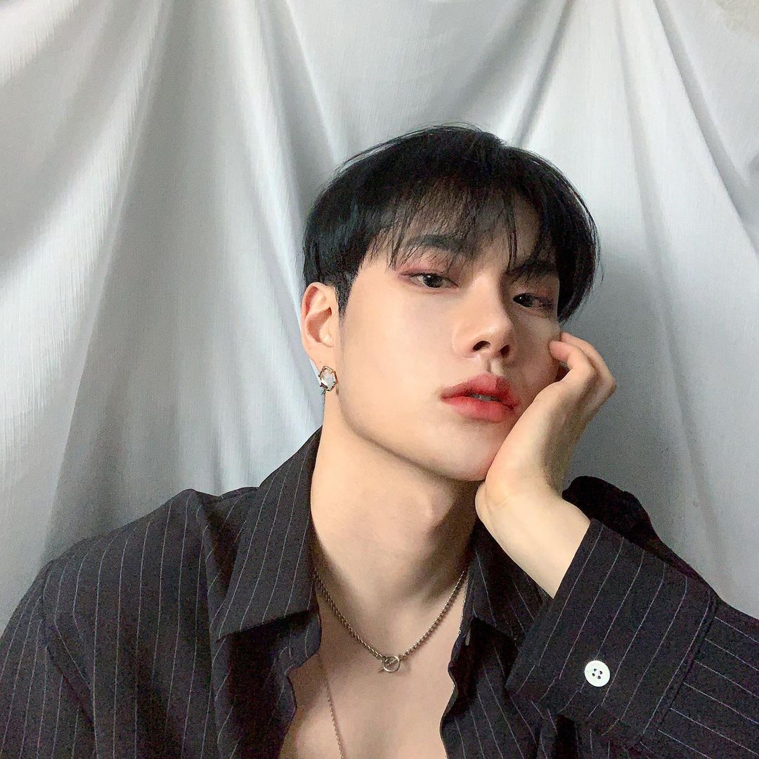 GY96KT's tweet photo. Uma prรฉvia do meu look e da make que eu tirei antes de fazer o upgrade e desenhar a mรกscara ๐ญ
A pergunta que eu faรงo รฉ: vocรชs estรฃo preparados mesmo para essa noite? #GAEMPICS #GAEMBALL https://t.co/NsnFYQwv45