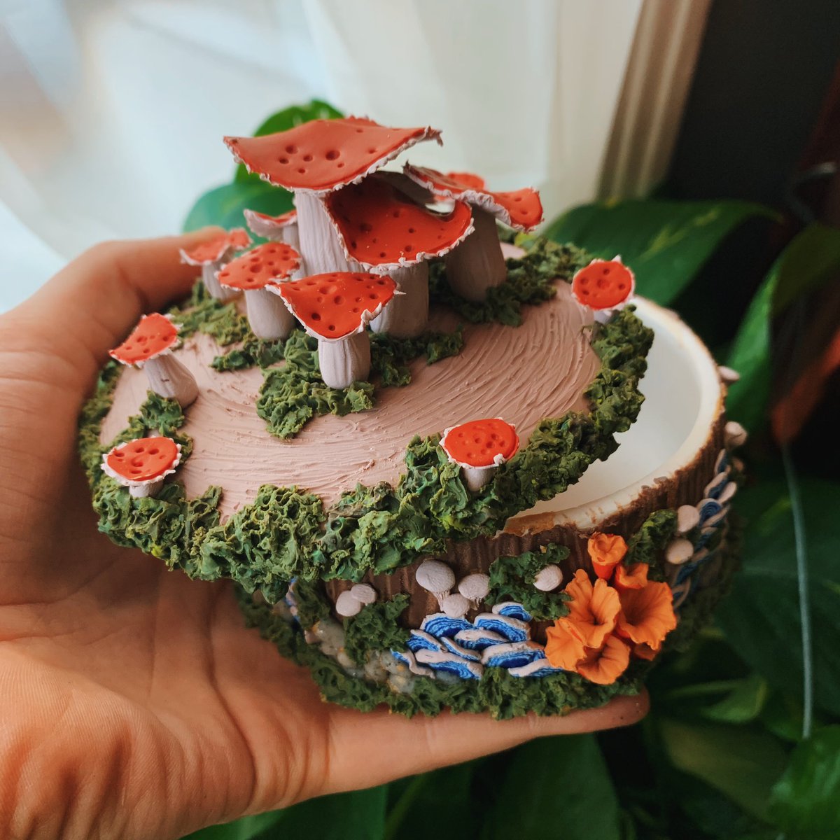 birdofclay_'s tweet photo. mushroom wonderland trinket box ✨

(custom nfs) https://t.co/CC30Ik3Dg1