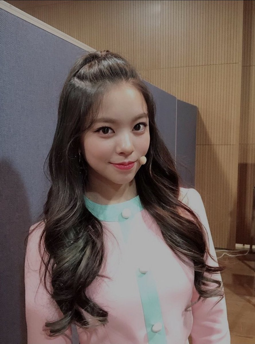 CHERRYMIST__'s tweet photo. ‹ 👾 ˒˒ 𝗠𝗘𝗦𝗦𝗘𝗡𝗚𝗘𝗥 #𝗜𝗗 ? ⁺ 𓍯 › : ⁽ 𝐂𝐇𝐄𝐑𝐑𝐘𓂃 𓈒 . 𝐌𝐈𝐒𝐓 ⁾ 𝟚𝟟/𝟘𝟚  ⠀⠀𓈈��⠀ 𝗘𝗩𝗘𝗡𝗧𝗦⠀꒱  @L9VELY_twt

Hay salí de la cuebta porque hoy es hora de #L9VELYSIGNAL, felicidades muchachas bellas.♡ https://t.co/bkHvEnVXBt