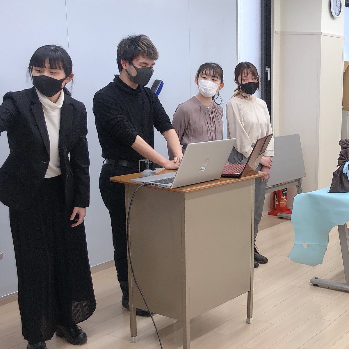 ucf_craft's tweet photo. 本日は最後の登校日
2年生ファッション雑貨デザインコースは卒業プレゼンテーションを行いました。実は実は、半年間かけた壮大プロジェクトの発表でした。
大変な1年でしたが、ファッション雑貨で笑顔になれる、そんな大きなパワーを感じられるプレゼンでした。
お疲れ様でした
もう少しで卒業式です！ https://t.co/HQkxQUCwnv