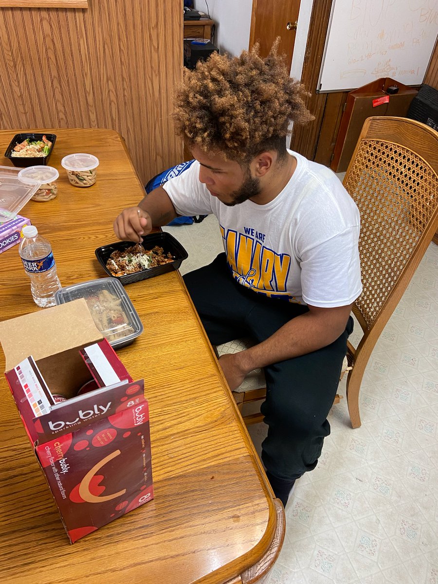 CanaryAthletics's tweet image. @PrepValley Thanks again for sponsoring Manny with weekend meals! We are so very proud of Manny for his awesome tournament run he made.