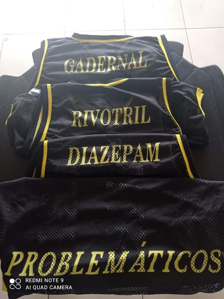 lacerva1's tweet photo. Aqui só tem problemáticos de verdade 💛🖤 
🤣🤣🤣 https://t.co/ik5omeVeaw