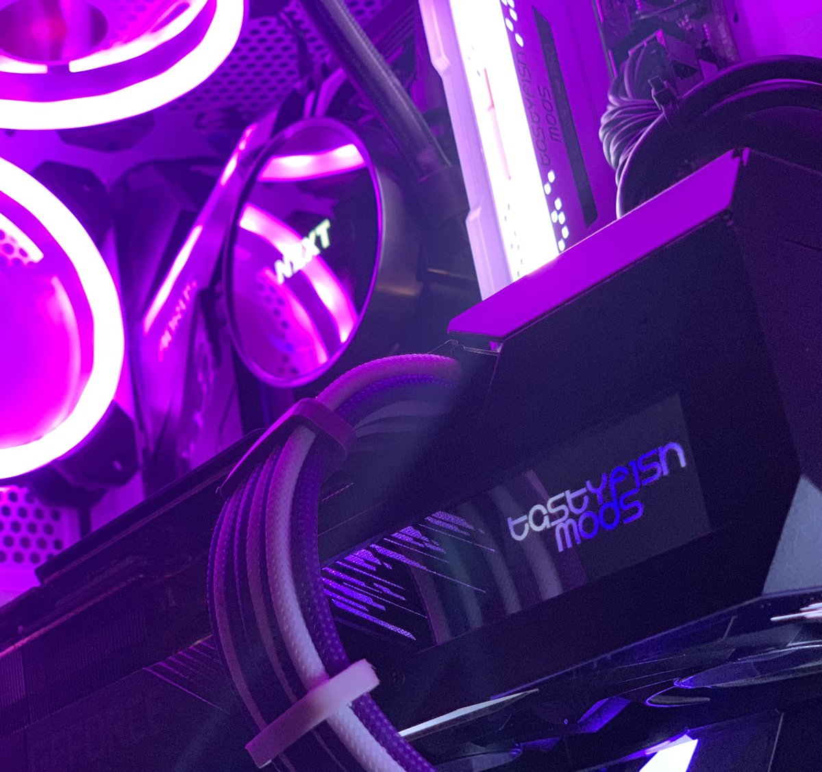 tastyf1shmods's tweet photo. Cable sleeving is as much fun as pulling teeth. Worth it in the end though 😍 #pcmod #customsleeving #custompc #purple https://t.co/RiksO96Lay