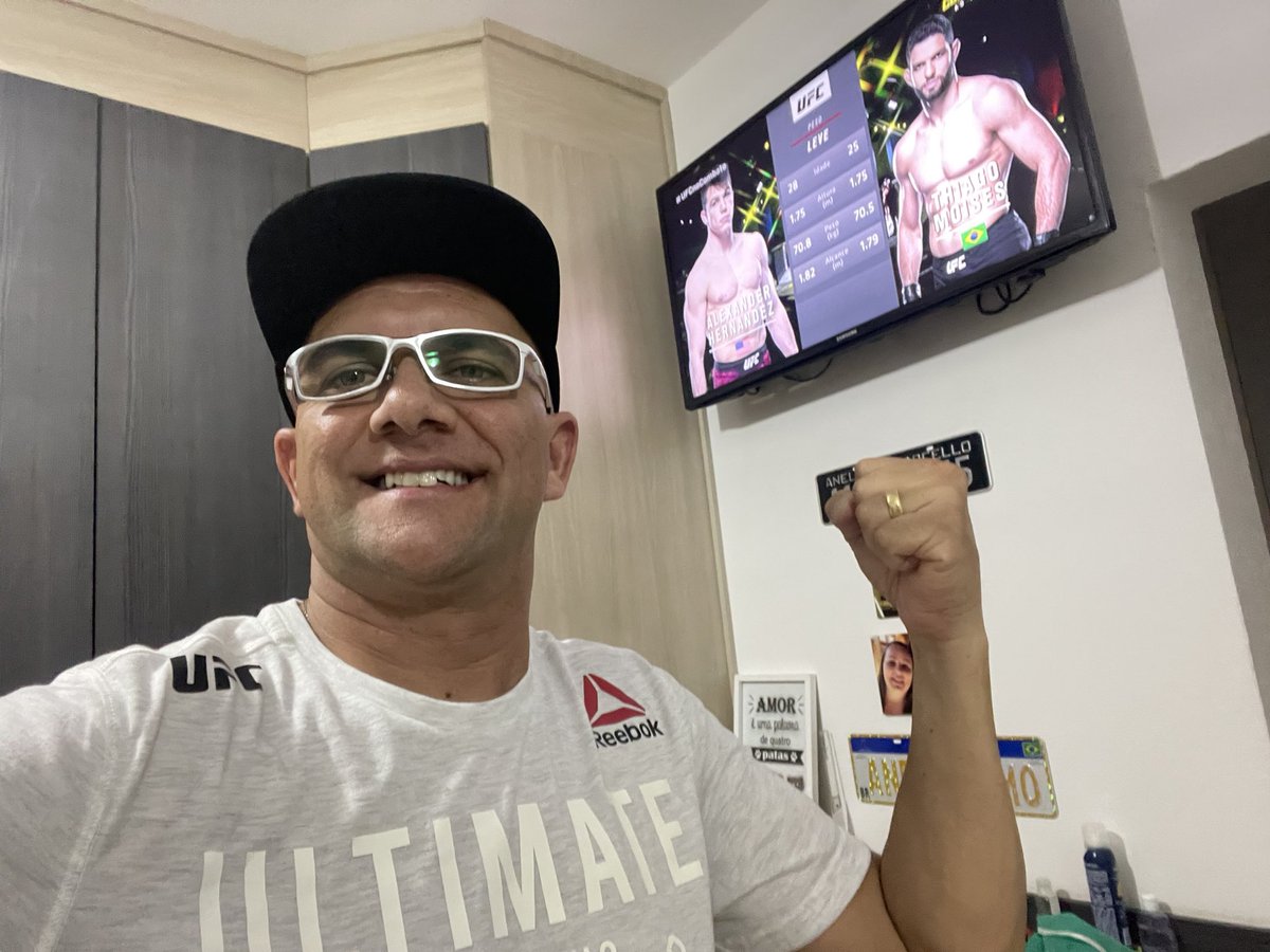 #UFCNoCombate na torcida pelo esquadrão Brasileiro bora lá @canalCombate @andreazevedo39 @AnaHissa heyyyy https://t.co/ysSDlO0bs0