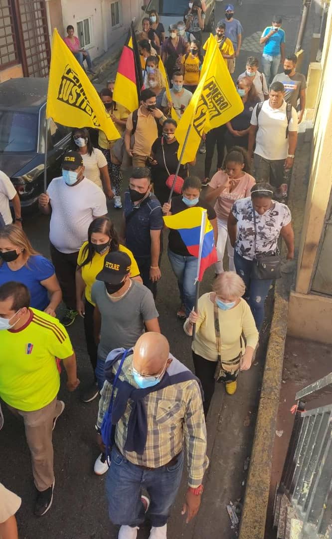 Araceli42150309's tweet photo. Desde nuestro querido Campo Rico junto a @CarlosOcariz @andreschola @jonathanpetareN y un gran grupo de líderes alzamos la voz exigiendo Condiciones Electorales reales.
Las condiciones electorales son necesarias para poder garantizar el derecho al voto
#MirandaExigeCondiciones https://t.co/OlHZ8XTA3T