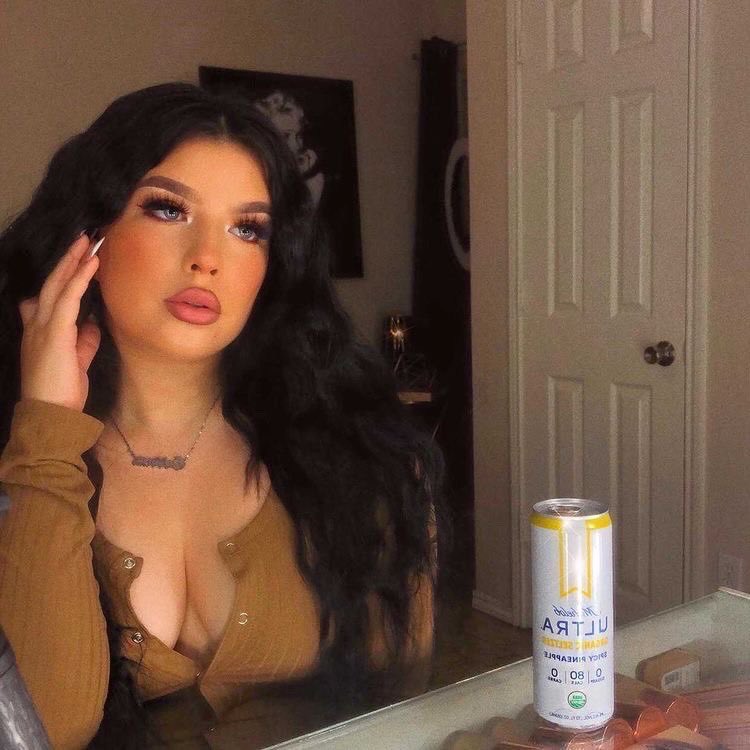 ShoppeSassy's tweet photo. @glamby_yesyv Wearing Our Amber Long Sleeve Top in size medium💕
.
.
. https://t.co/fwW25c5g8I