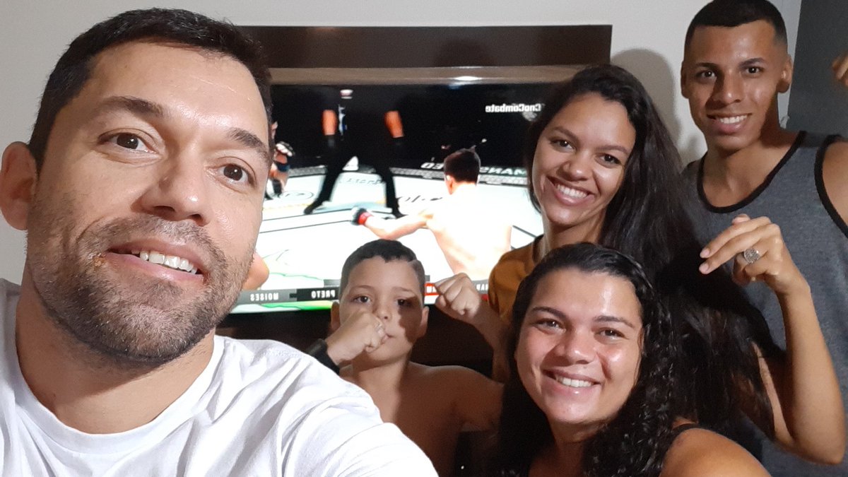 Em casa asssistindo ao melhor evento de MMA do planeta #UFCnoCombate com os melhores!!! #Saquarema #Riodejaneiro https://t.co/3UF1DMKczN