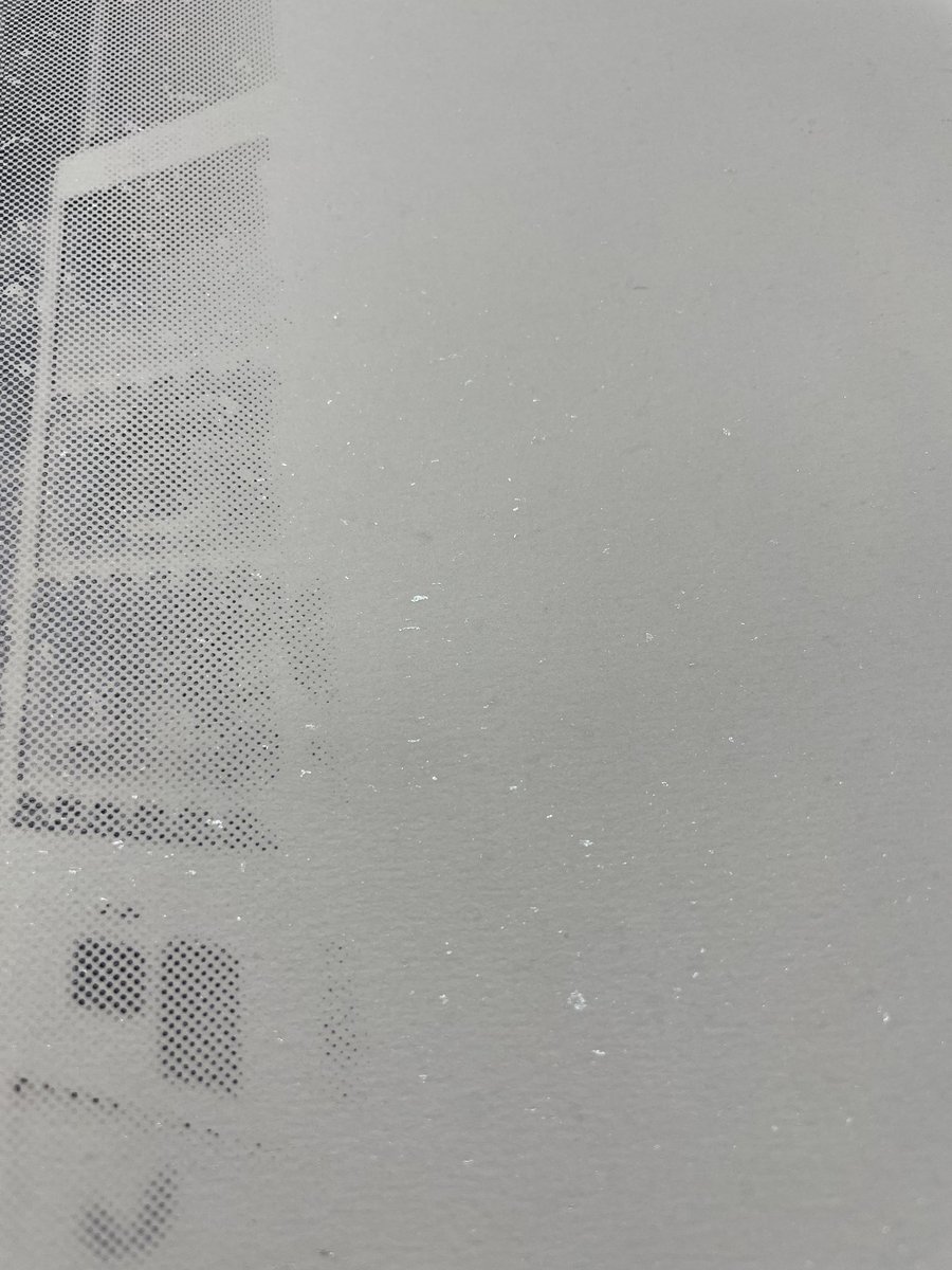 斎山新刊現物初めて見た!写真ではわかりにくいけど、キラキラしてるやったー!あと50ページは流石に分厚いな…あと本文、webだとごちゃごちゃしてみづらいんだが、紙だと普通になるし、見開き前提で作ったのでやはり見開きのほうがみやすいな… 