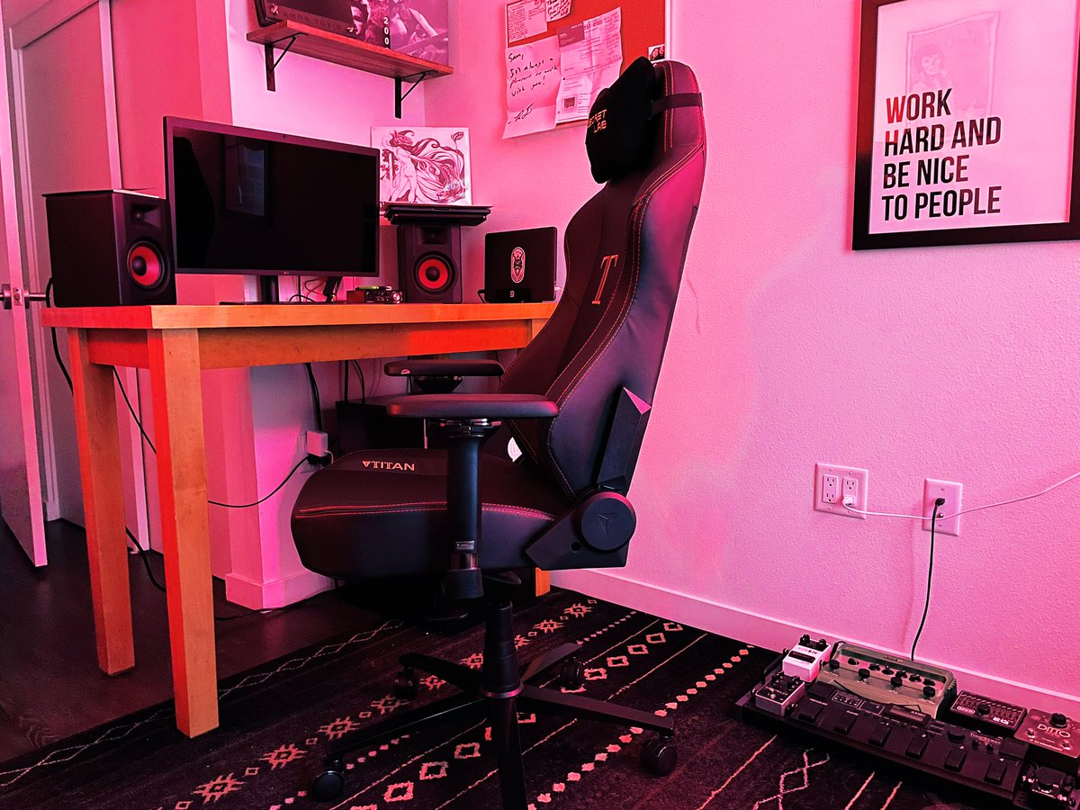 love my new #Secretlab Titan Stealth office chair. easily the best office chair i’ve ever used.