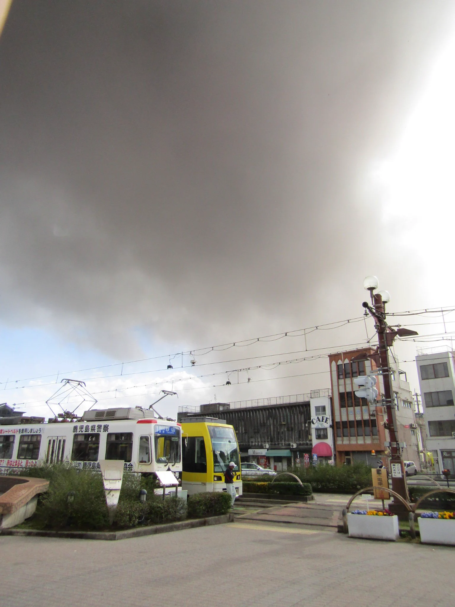 桜島が噴火！？それによって市街地側に火山灰が降って大変なことに！