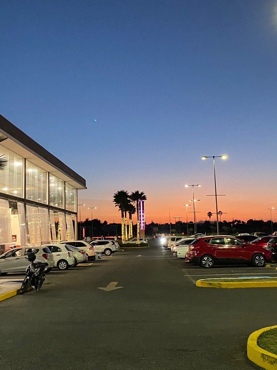 luisigg's tweet photo. Siempre me ha parecido que #RealCenter es una plaza de la playa (@ Centro Comercial Real Center - @ccrealcenter in Zapopan, Jalisco w/ @genarinnn) https://t.co/juaYF0xdi0 https://t.co/bo0tiad8Il