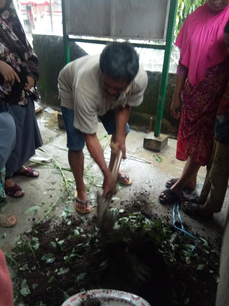 AsykarSalongge's tweet photo. Pelthn klp tani,pembuatn pupuk kompos dr dedaunan adlh bgan dr implementasi SDGs Desa
#TTGmendukungSDGsDesa
#tppiEnrekang

@jokowi 
@halimiskandarnu
@budimuni98 
@malik_haramain
@imansyukri
@taufikmadjid71
@fachrilabalado 
@azzameldzikrie 
@tppkemendes 
@KemenDesa
@BerandadesaID https://t.co/0wXNa62ZcE