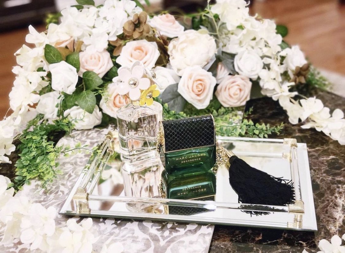 HiHomeAccess's tweet image. Gorgeous perfume/serving trays with an aesthetically pleasing crystal border with gold corners💎