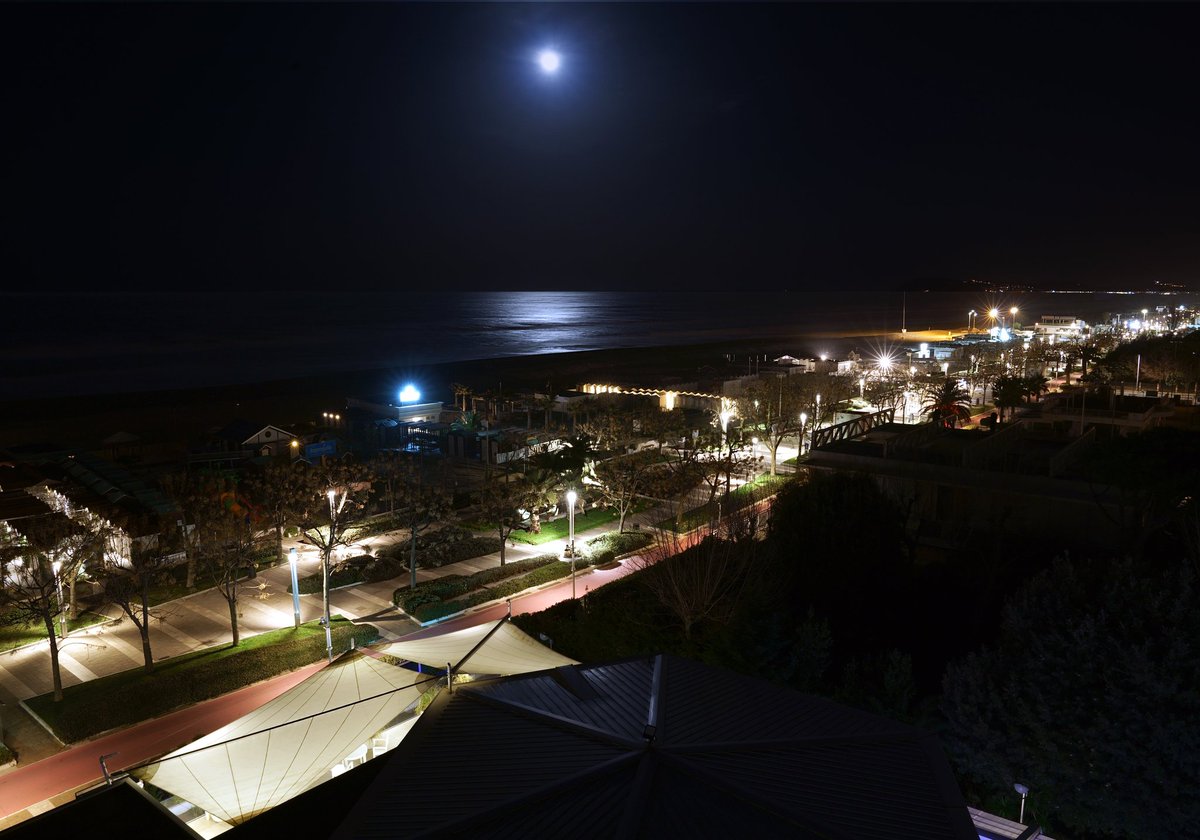 Atlantic__Hotel's tweet photo. Luna piena sul mare di Riccione 
Vista dall'Atlantic, naturalmente! https://t.co/gIjTieOtZ8