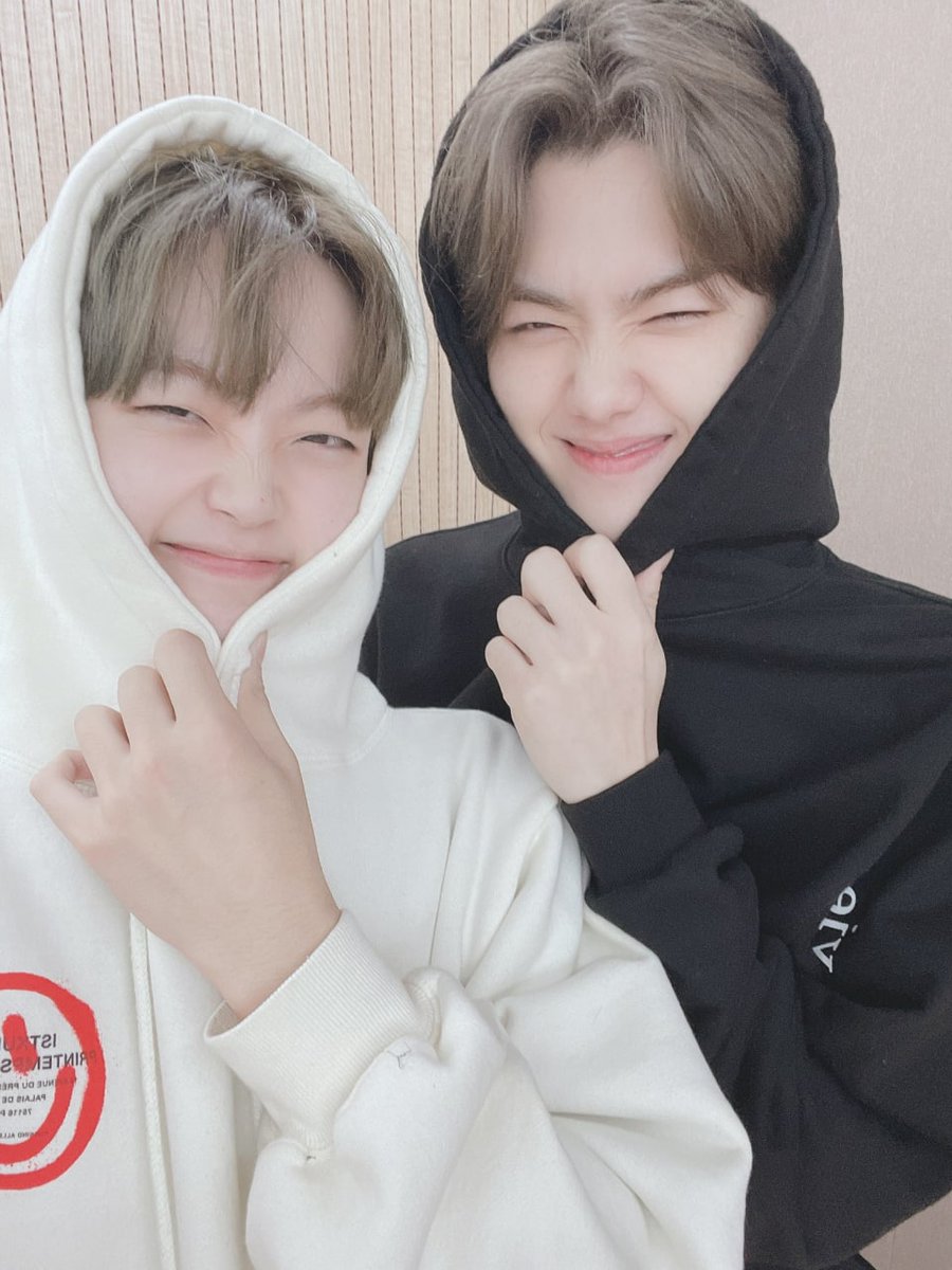 Agora eu vou indo, aproveitar pra iluminar a noite dos Luvity's ♡ até daqui 4 meses q

#HYEONGJUN