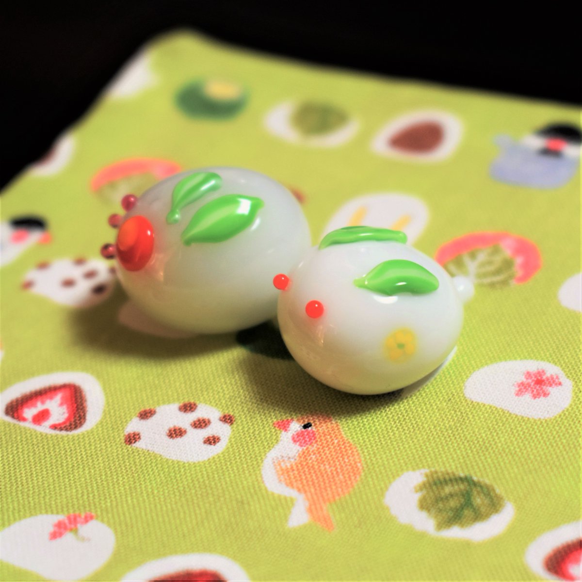 Rackrackya's tweet photo. とんぼ玉で雪ウサギまんじゅう
#とんぼ玉 #ウサギ #和菓子 https://t.co/yAyaQl2XCk