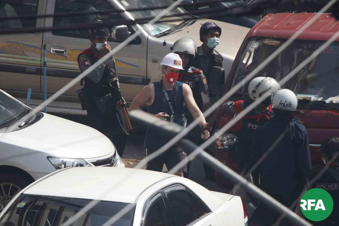 cocosama_'s tweet photo. Police arrest a foreigner.........
#milkteaalliancemyanmar 
#MilkTeaAlliance 
#WhatsHappeningInMyanmar
#Feb28Coup https://t.co/mWn1Q8Y1wa