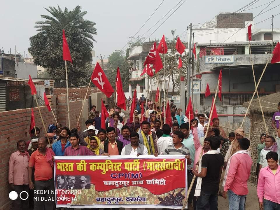 biharcpim's tweet photo. बहादुरपुर/दरभंगा: बहादुरपुर के हेवन में, लगभग 2 एकड़ आवासीय सरकारी भूमि पर गरीब बसाओ अभियान के तहत सीपीआईएम  राज्य सचिव मंडल सदस्य श्याम भारती के नेतृत्व में सैकड़ों की संख्या में उपस्थित भूमिहीन मजदूरों ने लाल झंडा गाड़ कर जमीन पर कब्जा किया। https://t.co/IfQ4rcoIGD