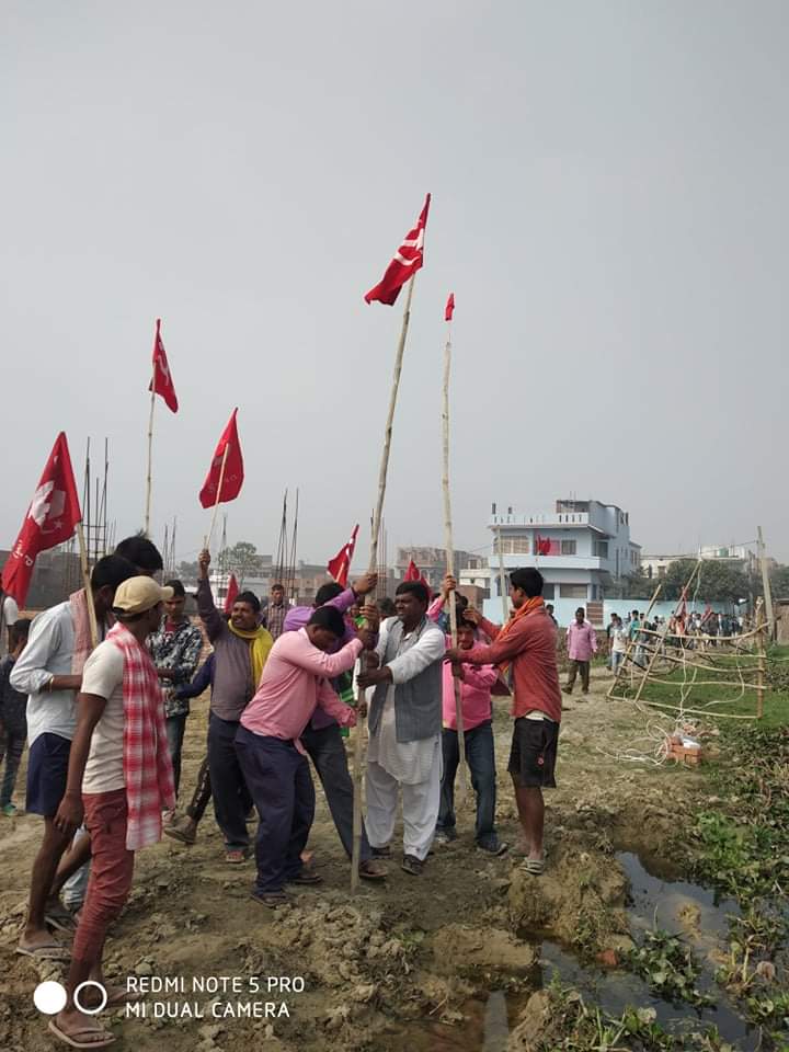 biharcpim's tweet photo. बहादुरपुर/दरभंगा: बहादुरपुर के हेवन में, लगभग 2 एकड़ आवासीय सरकारी भूमि पर गरीब बसाओ अभियान के तहत सीपीआईएम  राज्य सचिव मंडल सदस्य श्याम भारती के नेतृत्व में सैकड़ों की संख्या में उपस्थित भूमिहीन मजदूरों ने लाल झंडा गाड़ कर जमीन पर कब्जा किया। https://t.co/IfQ4rcoIGD