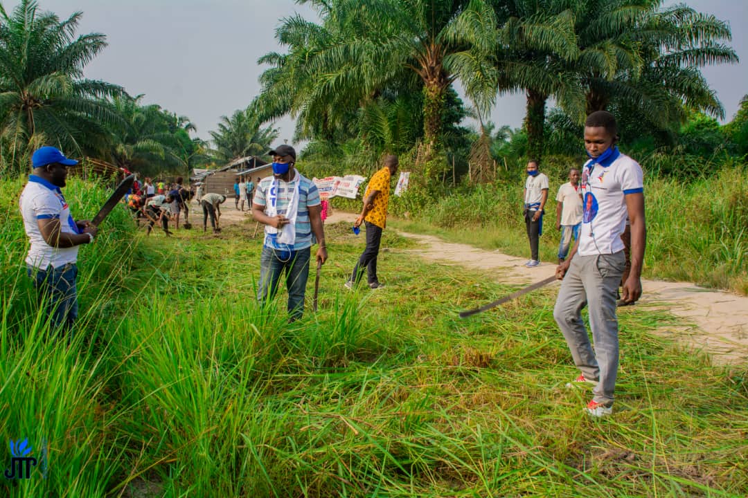 AmeCoeurRDC's tweet photo. #RDC_TSHOPO:Ds son volet participation citoyenne,la Nouvelle Génération Tshisekedi coordonnée par SEM @Junior_Mata1 ,s'est lancée ds l' #assainissement sur la route"Bloc la voix du Congo" ds la commune d Mangobo,afin d faciliter l'accès des véhicules dans ce coin reculé de TSHOPO https://t.co/h0PDIVxjeJ