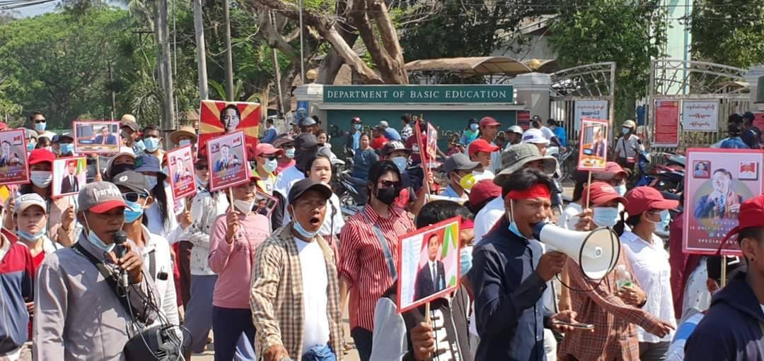 Ethnic Mon, Karen from Ye, Mon State joined the protest today. Many civil servants from 6 ministries departments joined as well. Appox 100,000 persons, according to a HURFOM source. #WhatsHappeningInMyanmar #Feb28Coup
