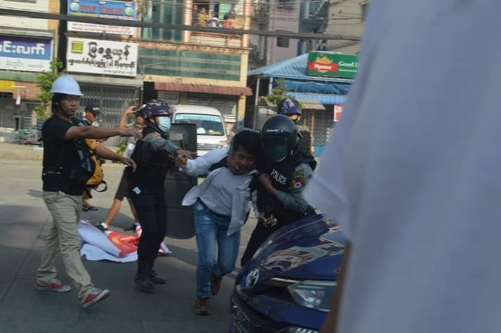Police threw Tear gas to  the peaceful protesters in Hledan, Yangon.
#WhatsHappeningInMyanmar
#MilkTeaAlliance #Feb28Coup