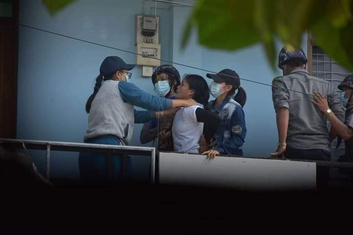 MyanmarBorahae's tweet photo. See how polices are arrested people . 

#Feb28Coup 
#WhatsHappeningInMyanmar 
#MilkTeaAlliance https://t.co/JP1K76pldy