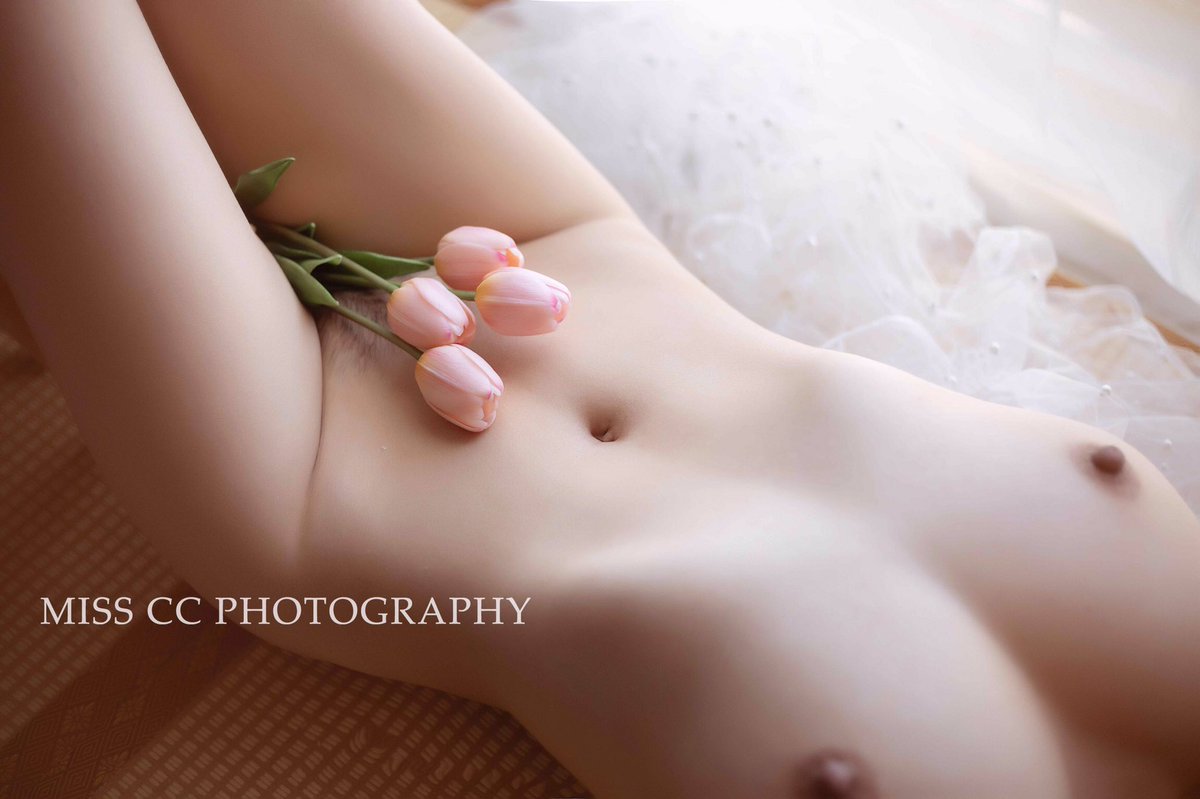 女孩和花简直是天生一对

摄影/@misscc520 

#私房照 #人体摄影 #写真 #photography #portraitphotography #photoshoot https://t.co/NsogBn8Bkf