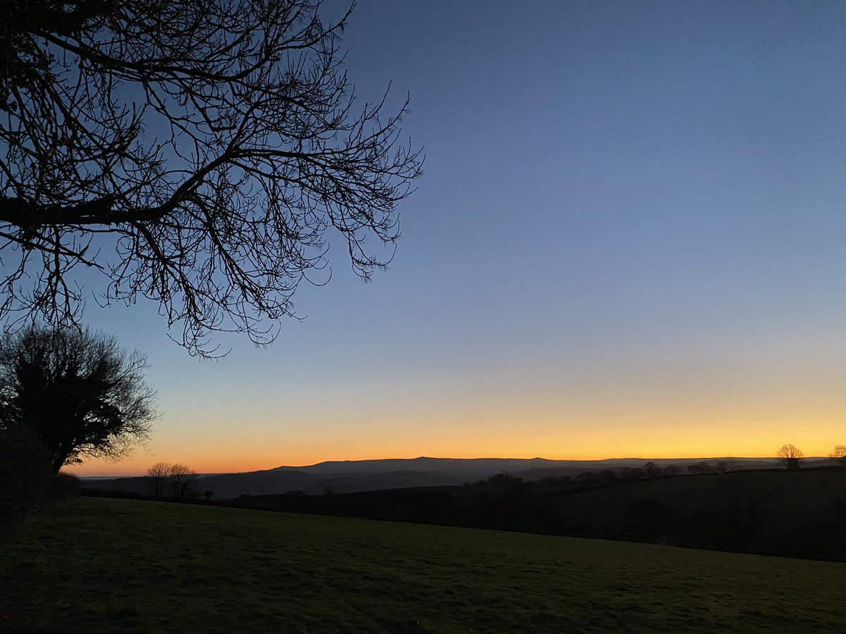 devonyurt's tweet image. Good morning ! The moon is setting and the sun is rising - it’s a beautiful morning out there ! Happy Sunday everyone ! #devon #devonfarm #dartmoor #glampingdevon #lifeoutdoors #greenholidays #sunrise