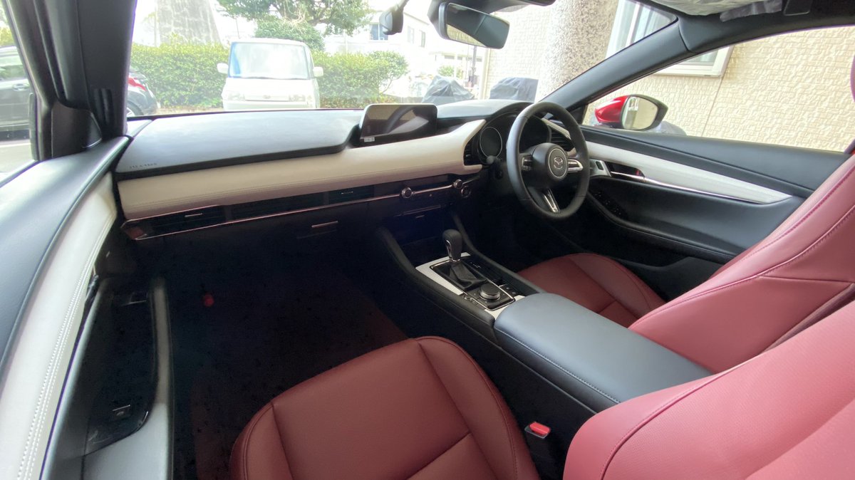 maeken1809's tweet photo. 納車されました〜( ´∀｀)

『MAZDA3 FASTBACK 100周年特別記念車 WCDOTY受賞モデル』（長っ）

これから宜しくゥ❗️

#MAZDA3
#100周年
#WCDOTY
#ソウルレッドクリスタルメタリック https://t.co/0liynxpX16