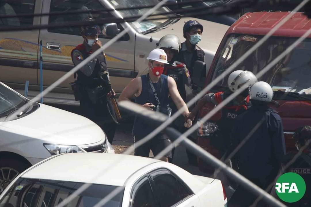 BoZg15's tweet photo. Police arrest a foreigner in Myanmar Protest.
#WahtshappeninginMyanmar https://t.co/lKz8QEQWyQ