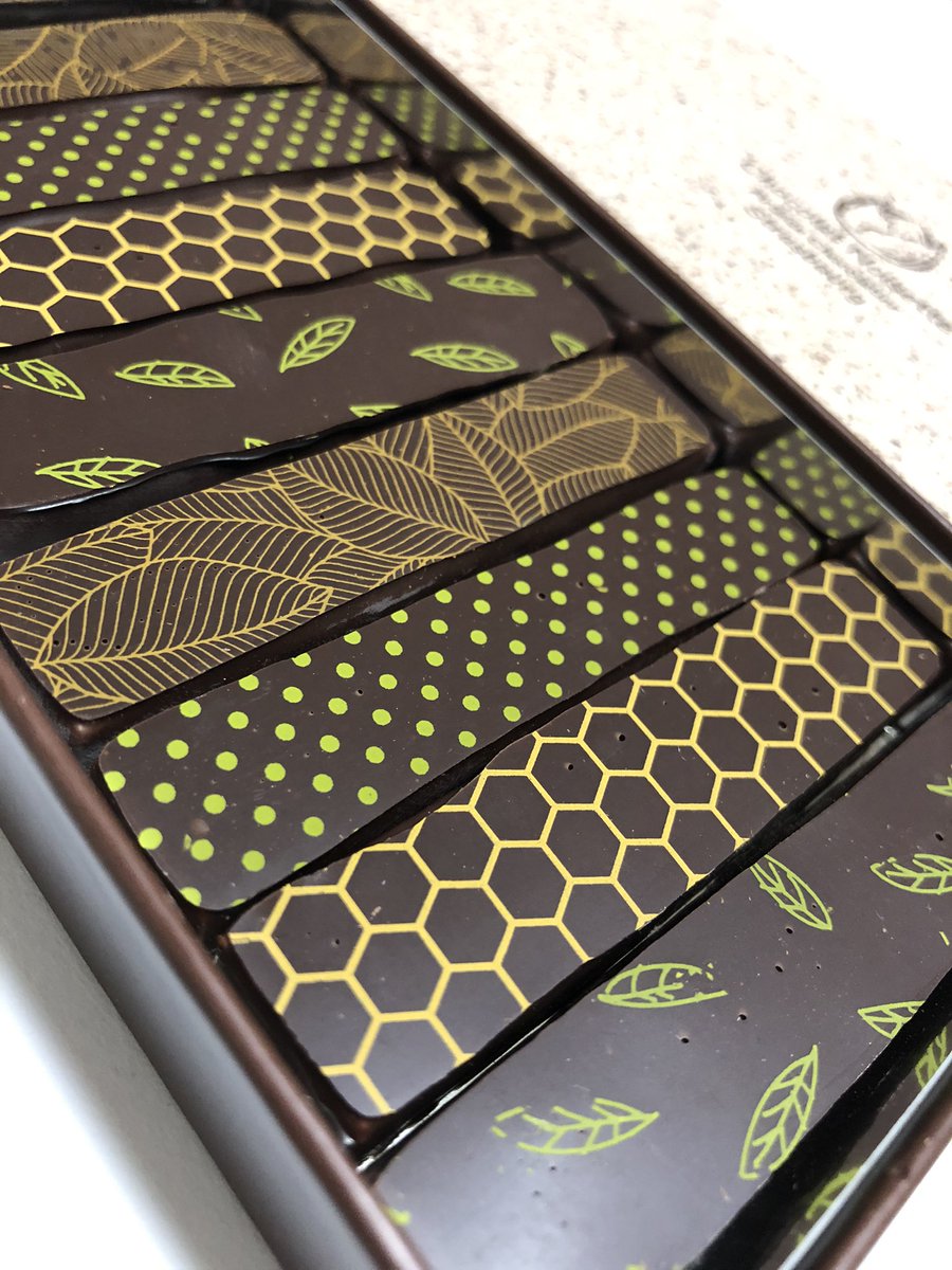 彩 緑葉っぱ柄は少し渋味のあるナッツ 蜂の巣柄は 蜂蜜の味がしっかり ナッツも感じます 茶葉っぱ柄はくるみの味かな 水玉はちょっとビター がっつりナッツの渋味感じる アーモンドっぽい 説明書きがなくて 私の味覚では判断できなかったけど