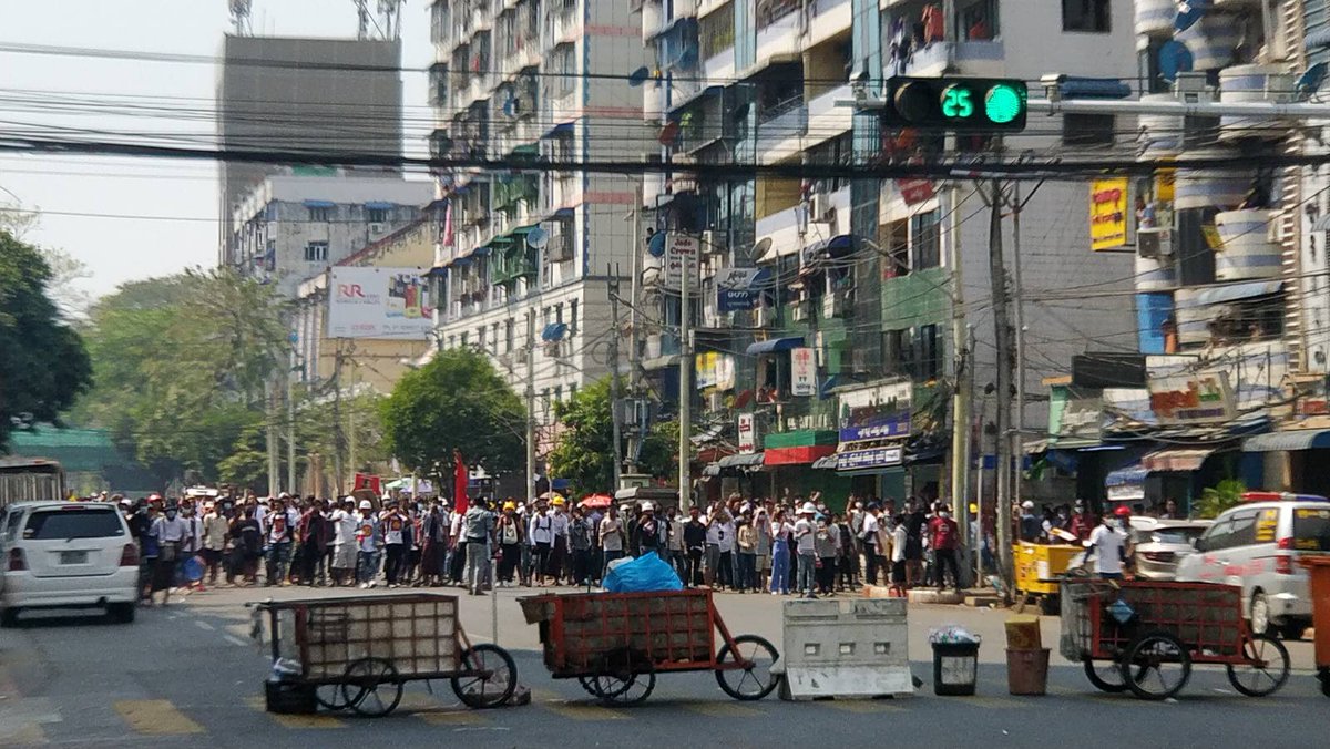 Police have brought in a bulldozer to clear barricades made by protesters on Bagaya Road, in Yangon's Sanchaung Township. Meanwhile, downtown, protesters are erecting a new barrier on Anarwatha Road west of Shwe Bon Thar Road. #WhatsHappeningInMyanmar #milkteaalliancemyanmar