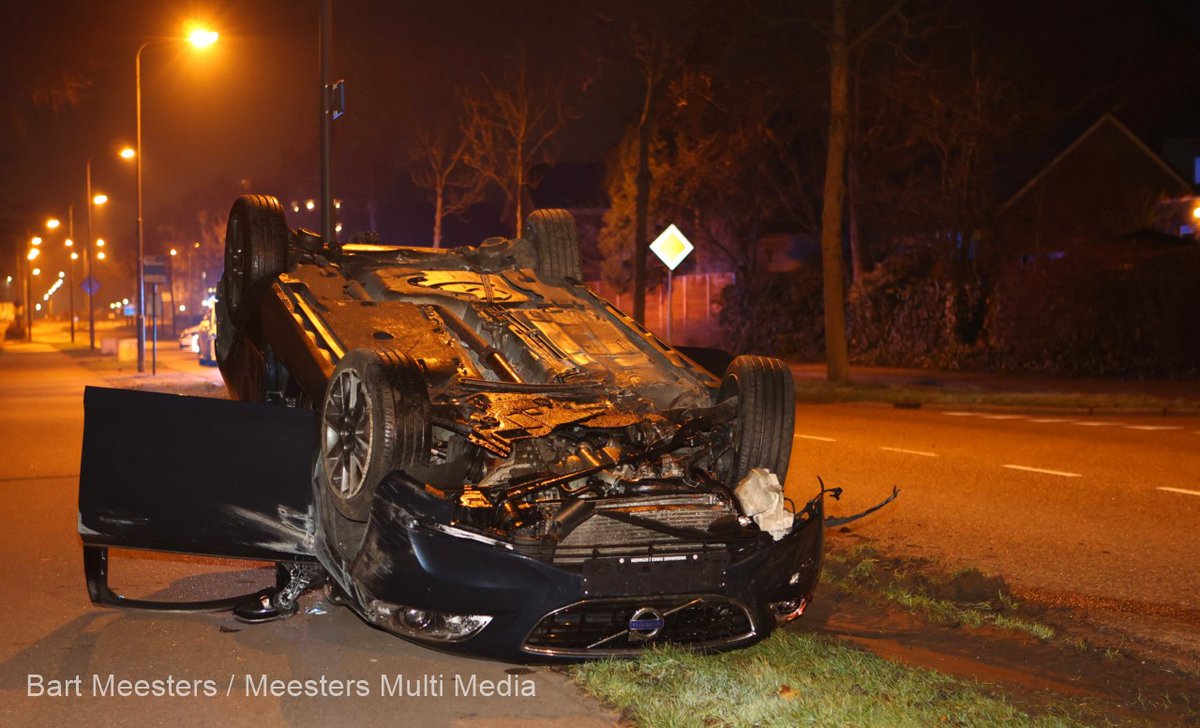 Auto met drie personen crasht nog voordat politie voertuig kan controleren. -..