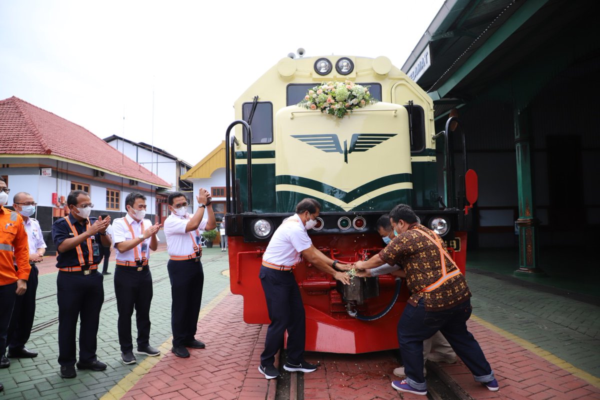 KAI Hadirkan Kembali Livery Lokomotif Tahun 1953-1991
kai.id/information/fu…

menghadirkan kembali livery lokomotif tahun 1953 - 1991 pada 1 unit lokomotif CC 201.