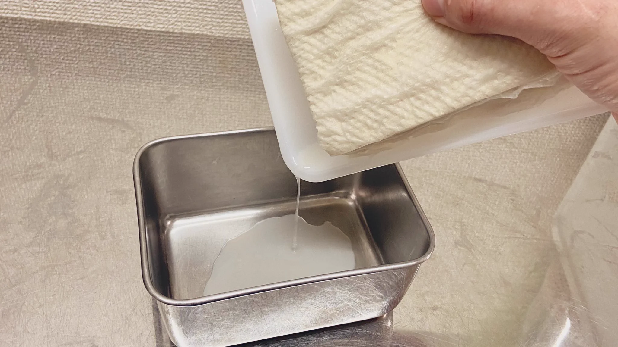 豆腐を使うときの裏技。「豆腐に塩振って1分レンチン」これだけで翌日の麻婆豆腐が違う。